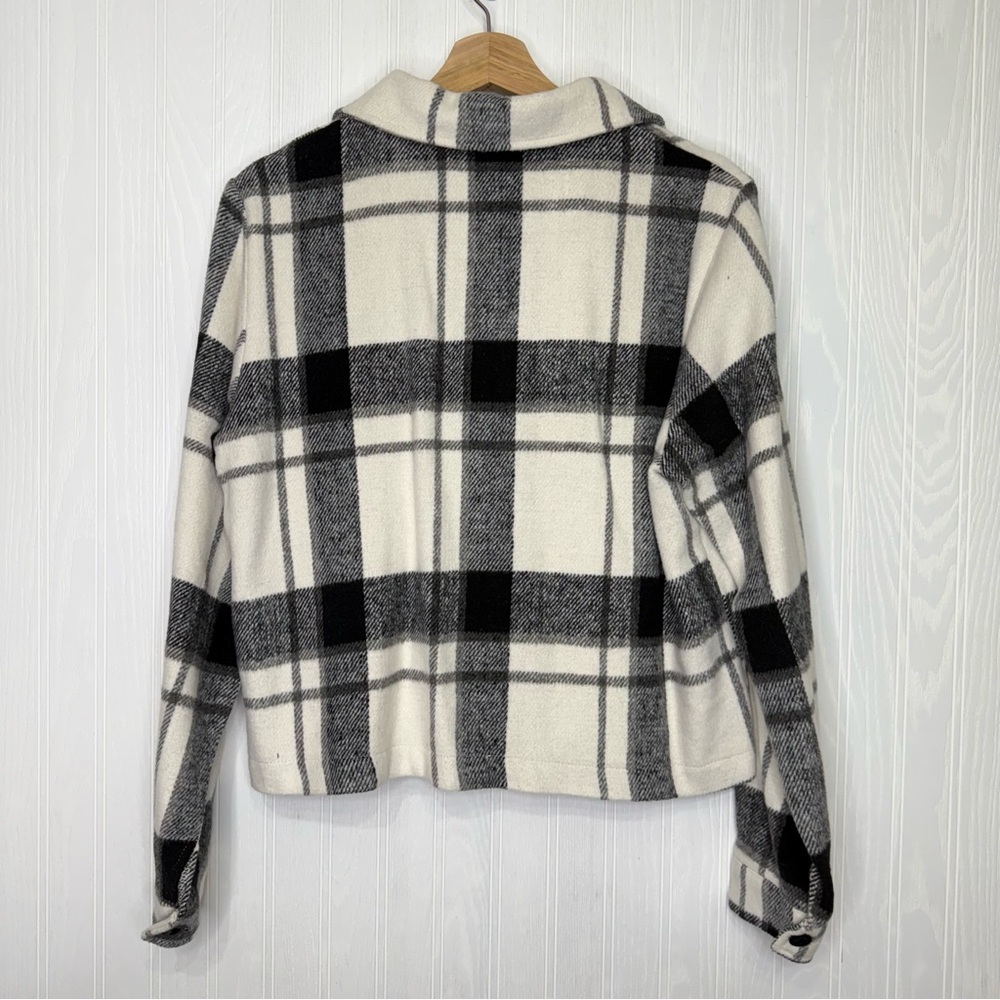 Black & white Buffalo plaid cropped Shacket size Large Shein - Picture 6 of 8